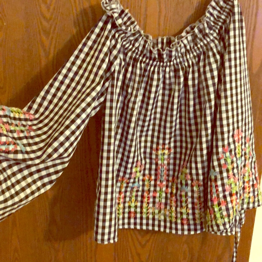 Cute summery off the shoulder top NEVER WORN